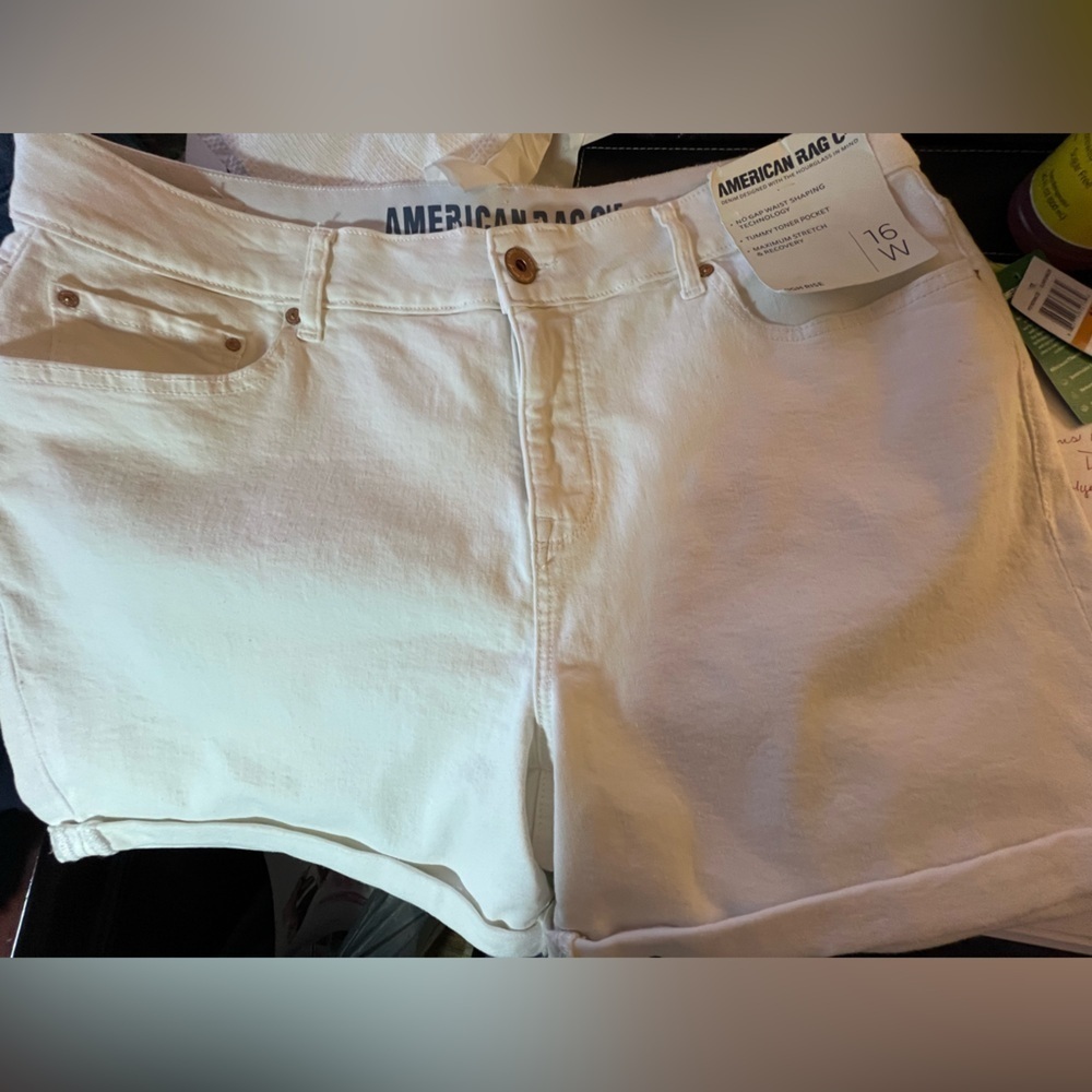 AMERICAN RAG WHITE DENIM SHORTS SIZE 16W. NO GAP WAIST SHAPING TECHNOLOGY
NWT